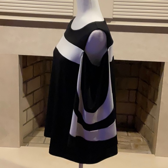 Chico’s Cold Shoulder Top, Sz 2 (12). Black & White. Like New Condition! - Picture 2 of 5